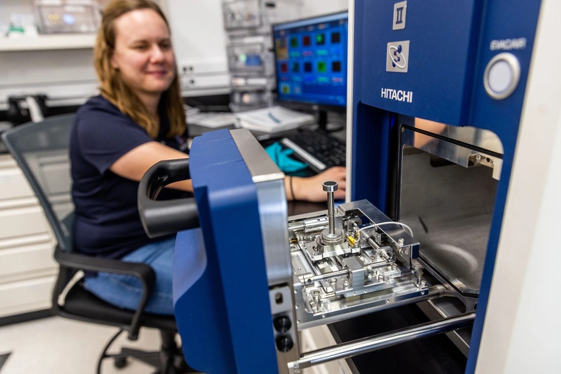 Jessica Barnes working in the Kuiper-Arizona Laboratory for Astromaterials Analysis at the University of Arizona